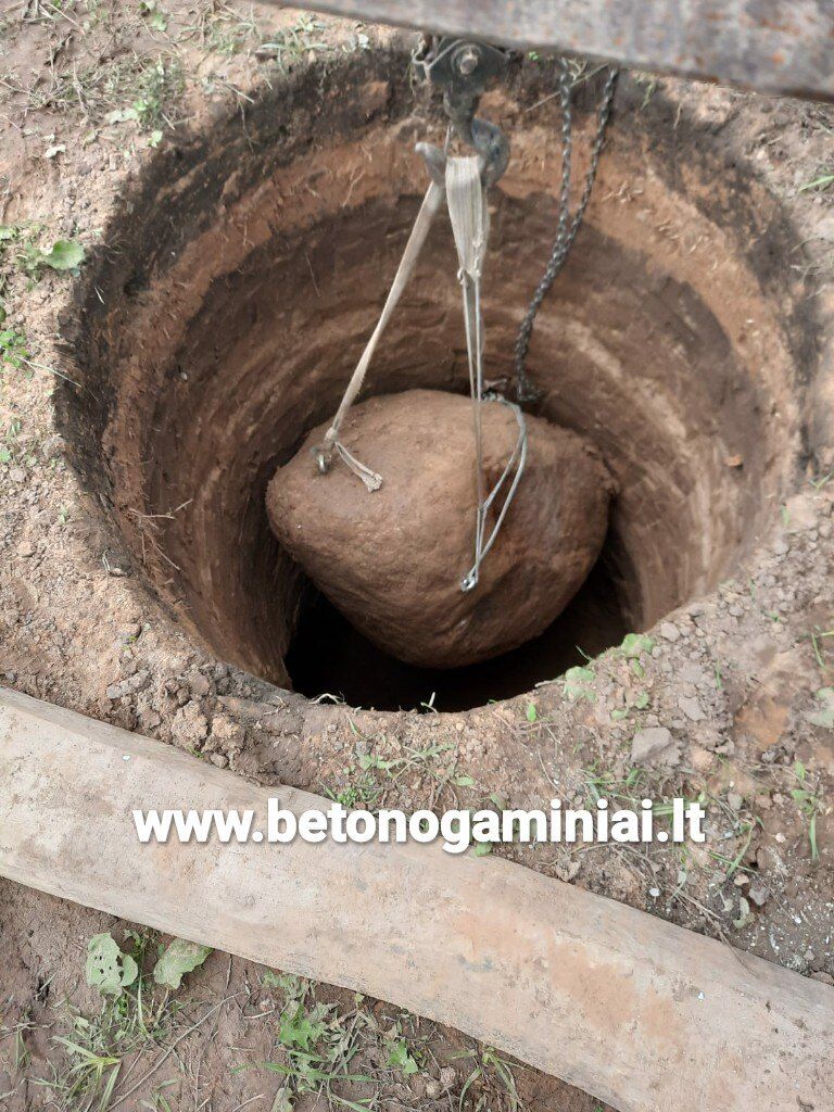 Akmens kėlimas iš šulinio šachtos