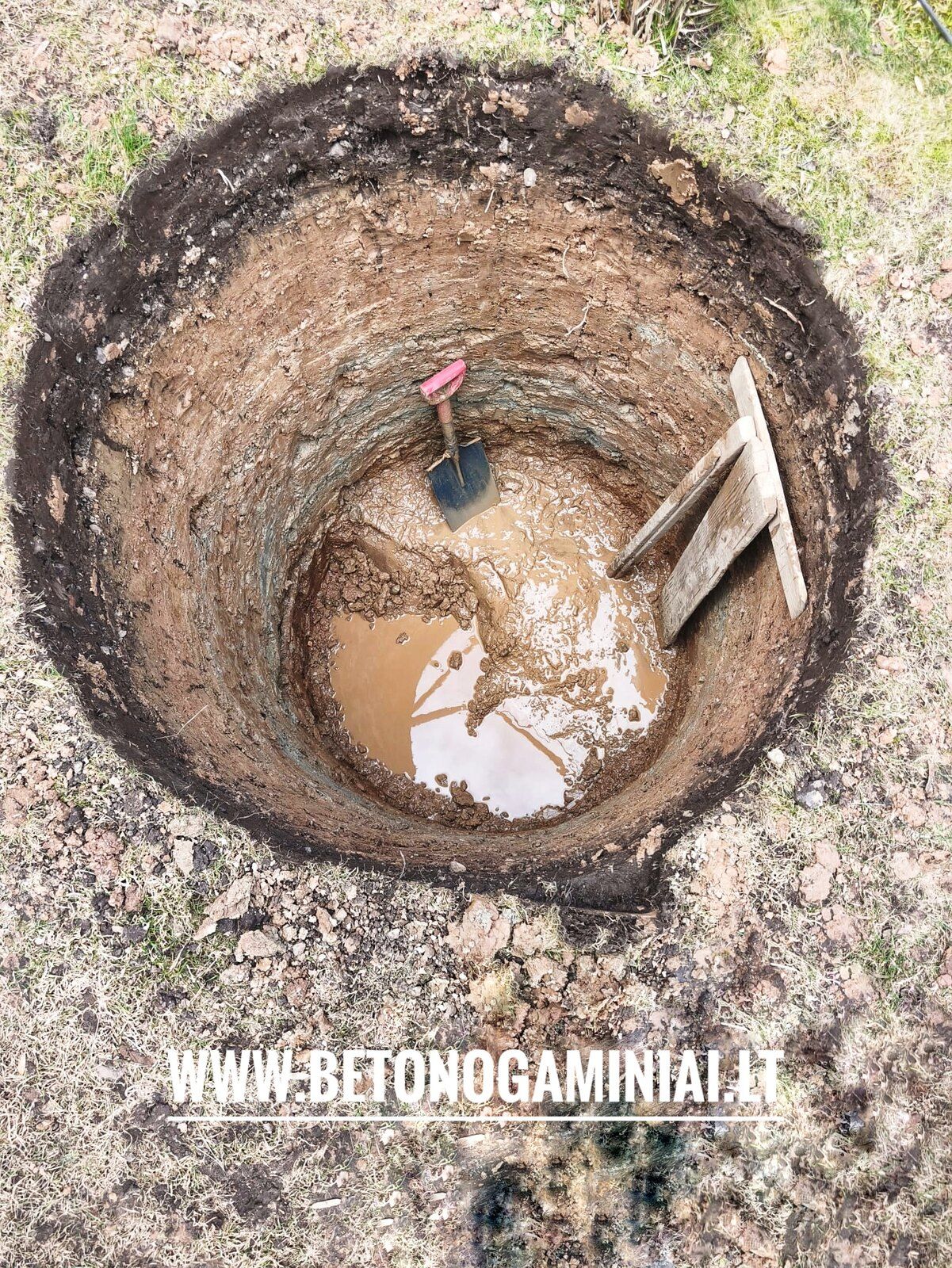 Šulinio šachta su vandeniu