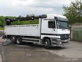 Mercedes-Benz sunkvežimis su kranu (fiskaru)