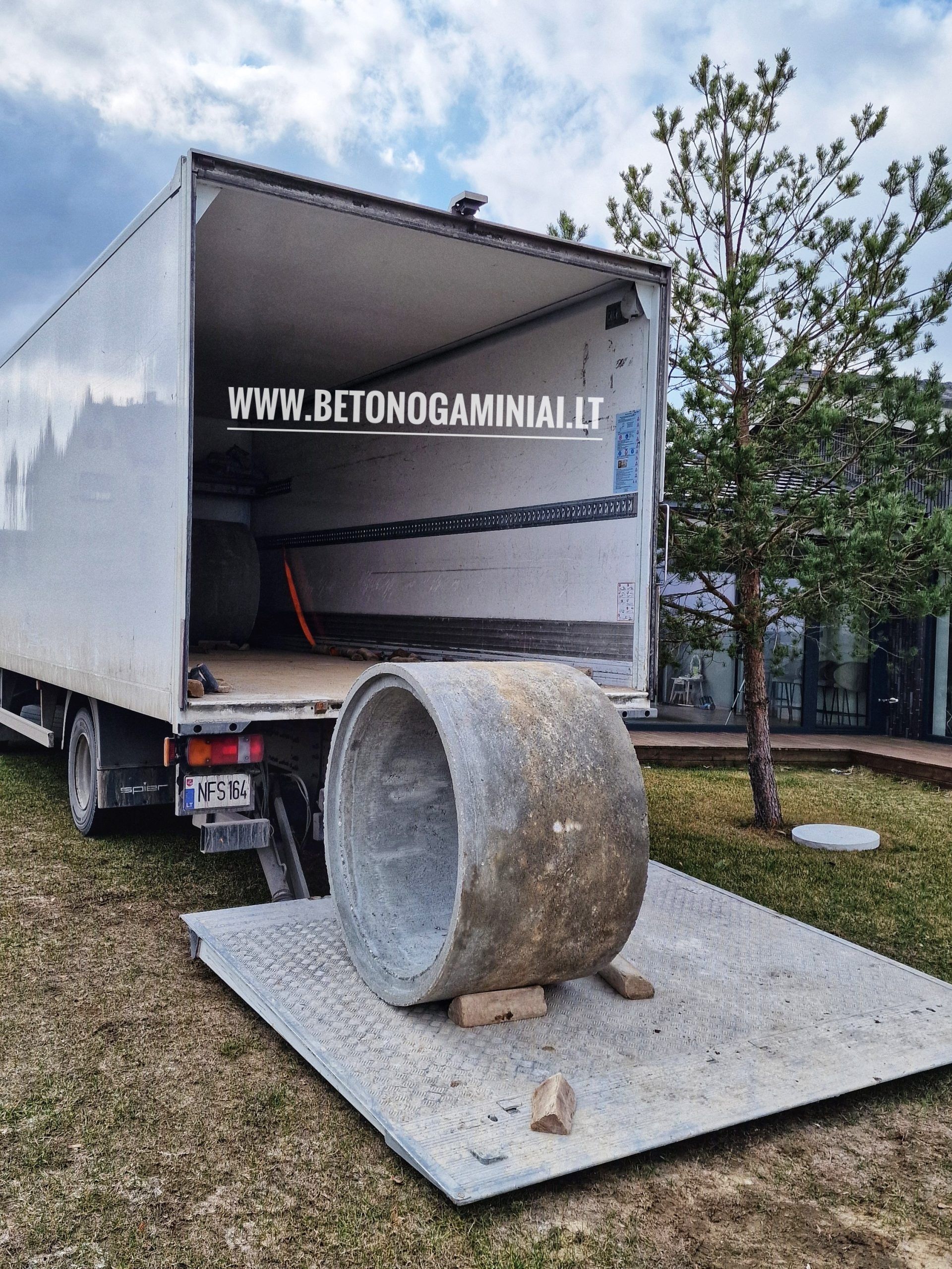 Betoninis žiedas MAN sunkvežimio platformoje