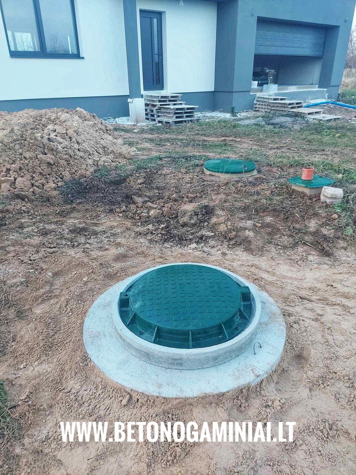 Įrengtas šulinys su žaliu plastikiniu dangčiu